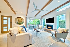 Téléviseur, foyer, table de ping-pong