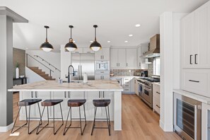 Réfrigérateur, four à micro-ondes, un four, surface de cuisson