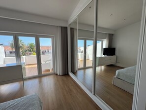 3 عدّة غرف نوم ومكواة/لوح كي وواي فاي وملاءات أسرّة