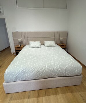 3 عدّة غرف نوم ومكواة/لوح كي وواي فاي وملاءات أسرّة