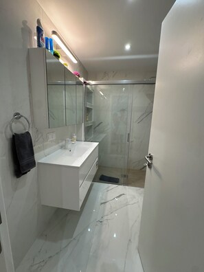 Douche, sèche-cheveux, serviettes fournies, savon