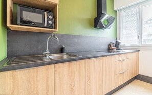 Jääkaappi, mikroaaltouuni, liesi, kahvin-/teenkeitin