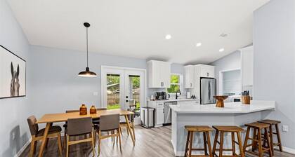 Saddle Oak Retreat - 3BR Near WEC - Sleeps 6 - Pets Welcome - New Construction