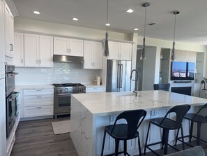 Four Ă micro-ondes, un four, surface de cuisson, lave-vaisselle