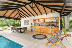 Outdoor dining - Casa Oasis Tamarindo | Pool, Club & Playground (Provincia de Guanacaste)
