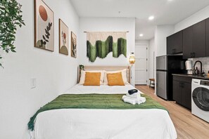 Escritorio, tabla de planchar con plancha, wifi y ropa de cama 