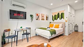 Escrivaninha, ferros/tábuas de passar roupa, Wi-Fi, roupa de cama