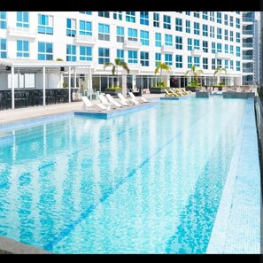 Apartemen, 2 kamar tidur, akses difabel, pemandangan kota | Kolam renang | Kolam renang outdoor