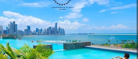 Una piscina al aire libre