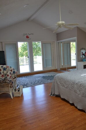 5 bedrooms, iron/ironing board, WiFi, bed sheets - Lakefront Escape on Highland (Winchester)