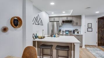 Kylskåp, mikrovågsugn, ugn och spishäll