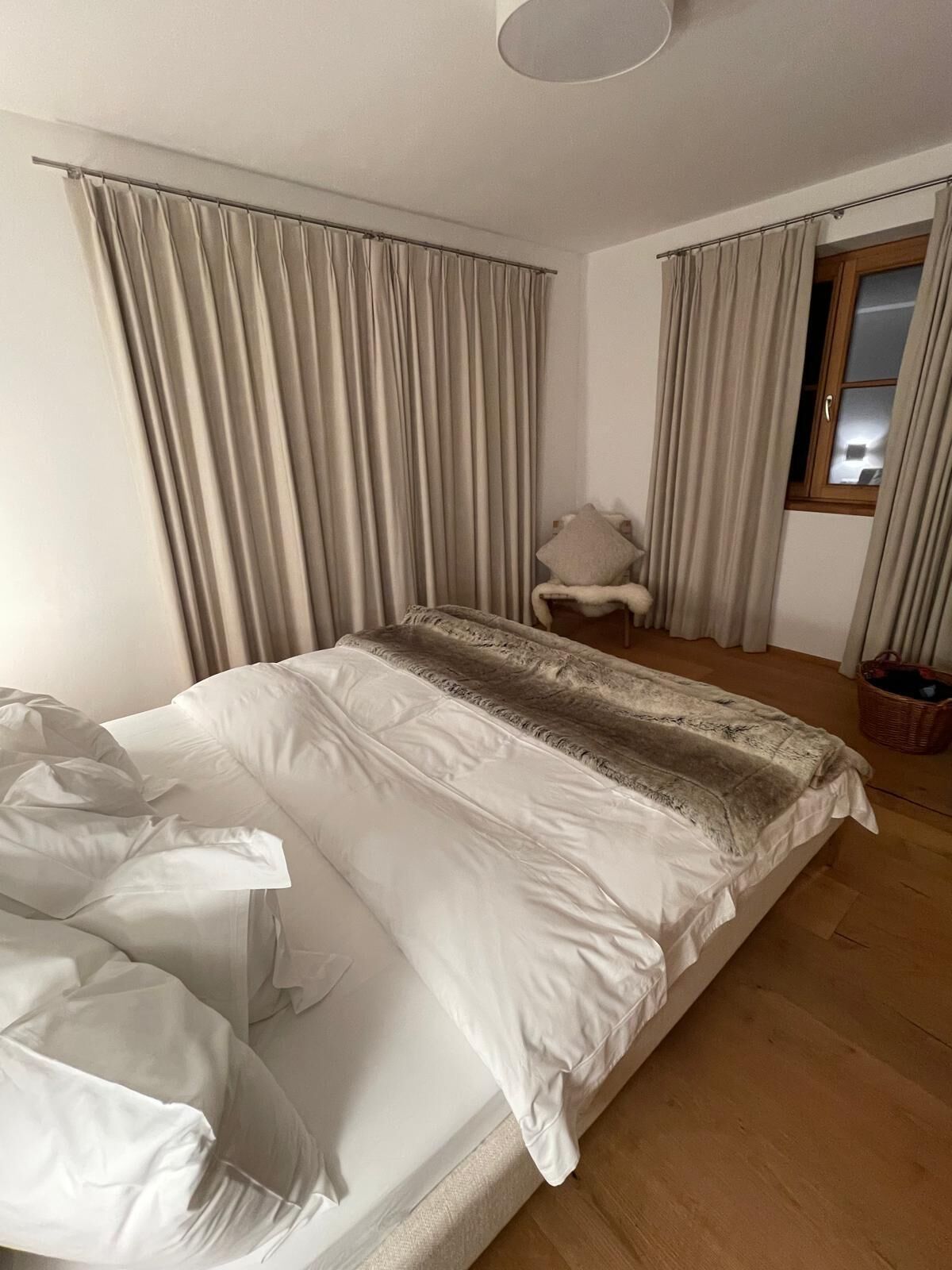 4 habitaciones, tabla de planchar con plancha, wifi y ropa de cama 