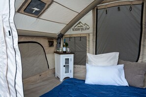 5 bedrooms, iron/ironing board, WiFi, bed sheets