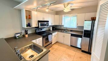 Réfrigérateur, micro-ondes, four, plaque de cuisson