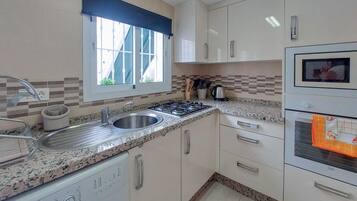 Fridge, stovetop, coffee/tea maker