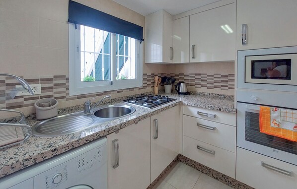 ثلاجة، موقد طهي مسطح، ماكينة لصنع القهوة/الشاي