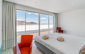 6 bedrooms, travel cot, free WiFi, bed sheets