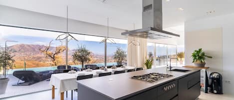 ثلاجة، فرن، موقد طهي مسطح، غسالة أطباق