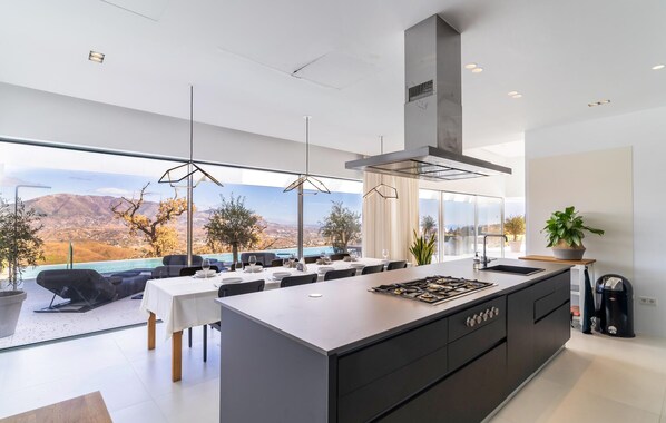 Fridge, oven, stovetop, dishwasher - Gorgeous home in Ojen with sauna (Ojen)