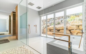 Shower, hair dryer - Gorgeous home in Ojen with sauna (Ojen)