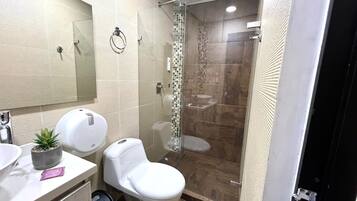 Standard-herbergi með tvíbreiðu rúmi | Baðherbergi | Sturta, handklæði, sápa, salernispappír