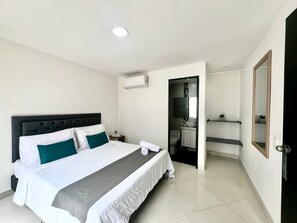 Comfort Double Room | Free WiFi, bed sheets - 79 Hotel (Medellín)