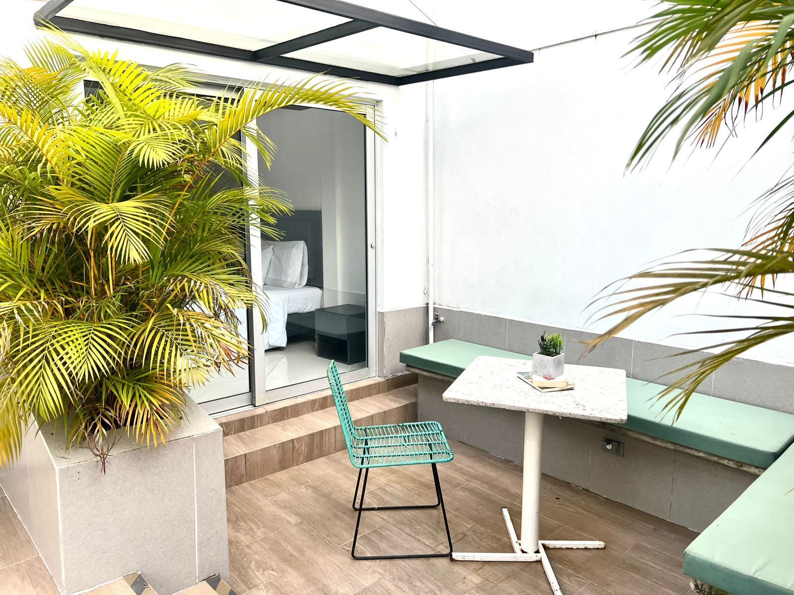 40-inch flat-screen TV with satellite channels, Netflix