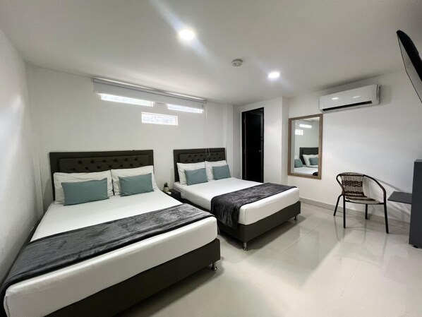 Habitación cuádruple estándar | Wifi gratis y ropa de cama 