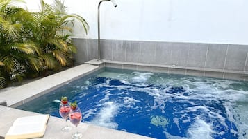 Jetted bathtub