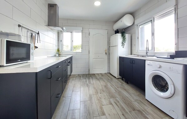 Fridge, oven, stovetop