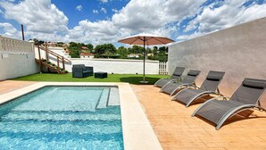A swimming pool with lounge chairs and a pergola. - Stunning home in Turís (Turís)