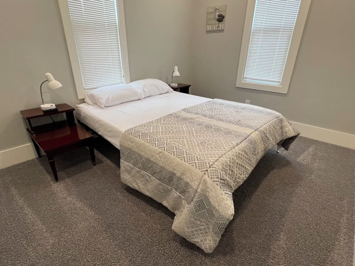 3 habitaciones, tabla de planchar con plancha, internet y ropa de cama 