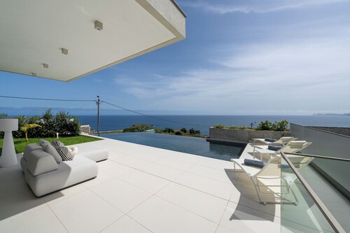 Villa Guindaste I – Modern Villa with Sea View