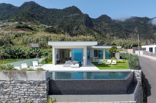 Villa Guindaste I – Modern Villa with Sea View