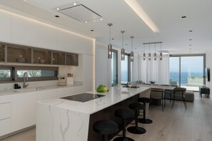 Fridge, microwave, oven, stovetop - Villa Guindaste I – Modern Villa with Sea View (Faial)