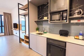 Una cocina moderna con microondas, horno y lavamanos integrados.