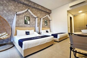 Quarto de hotel com duas camas, uma mesa de jantar e uma cadeira.
