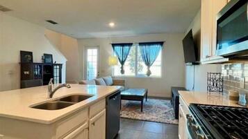 Jääkaappi, mikroaaltouuni, uuni, liesi