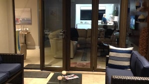 Ein Wohnzimmer mit einer Couch, einem Couchtisch und einem Fernseher.
