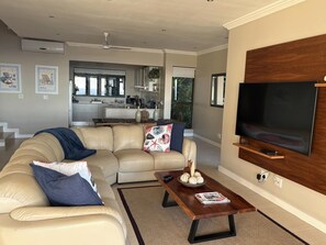 Smart TV, books - Beach Blessing - 180° Sea Views (KwaDukuza)