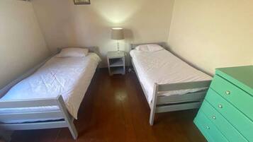 2 makuuhuonetta, silitysrauta/-lauta, Wi-Fi, vuodevaatteet