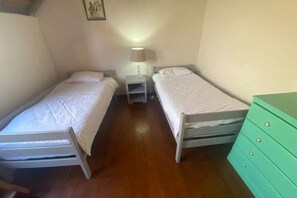 2 bedrooms, iron/ironing board, WiFi, bed sheets