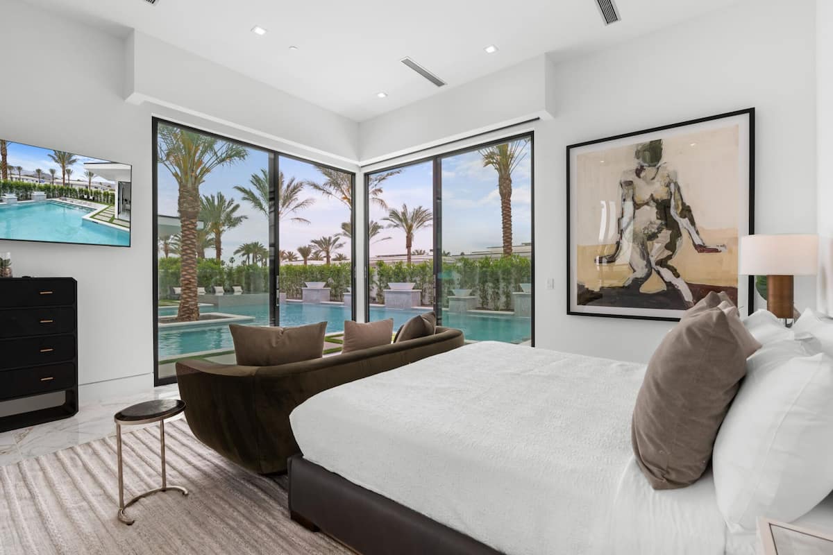 Meja kerja, ruang kerja ramah laptop, Wi-Fi gratis, dan seprai linen