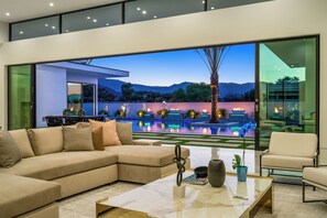 Villa | Wohnbereich | 50-Zoll-Smart-TV mit Kabelempfang