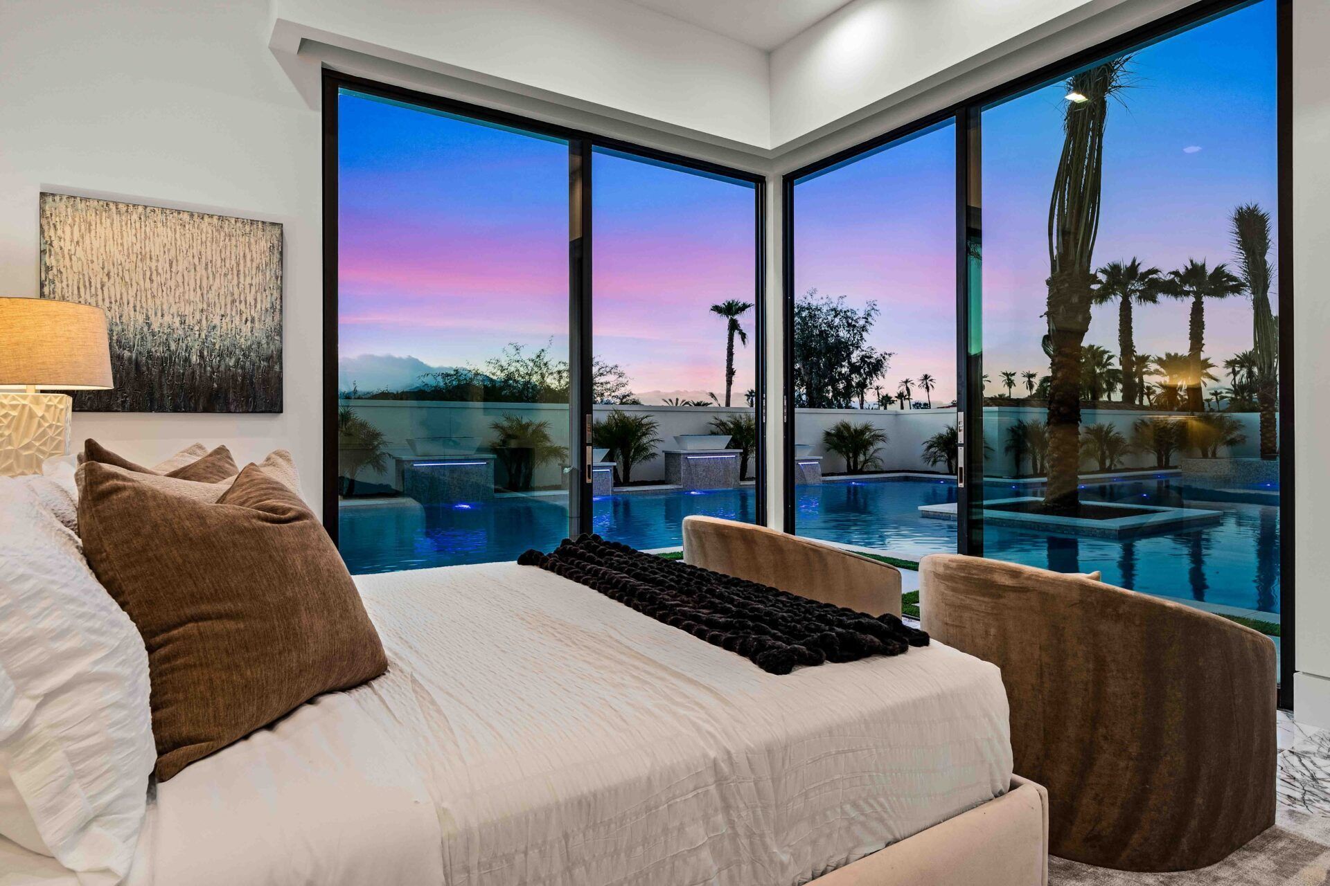 Meja kerja, ruang kerja ramah laptop, Wi-Fi gratis, dan seprai linen