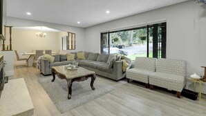 Living area - House in South Surrey (Surrey)