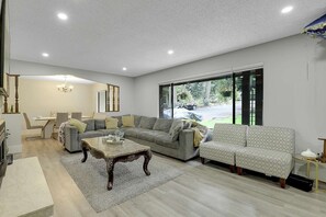 Living area - House in South Surrey (Surrey)