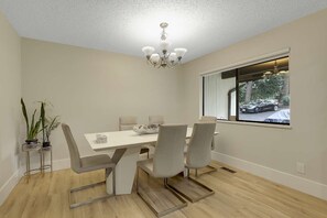 Dining - House in South Surrey (Surrey)