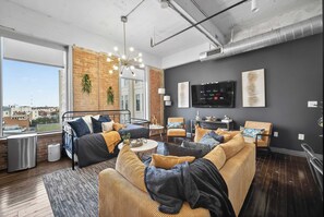 Smart TV, offices - Urban Luxe Loft, Free Valet, Pool & 24/7 Gym (Dallas)