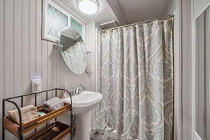 Regadera, toallas, jabón, papel de baño 
